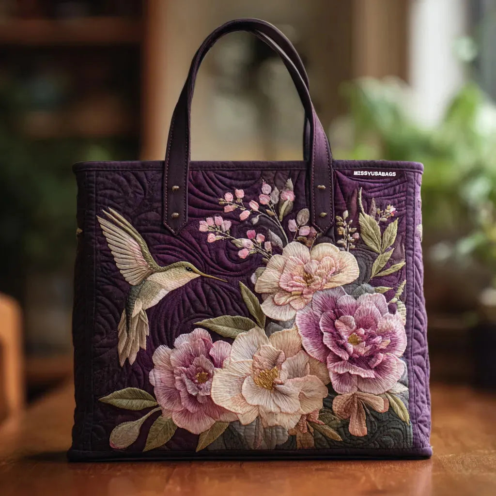 Sac de transport violet matelassé orné de colibris et d'orchidées